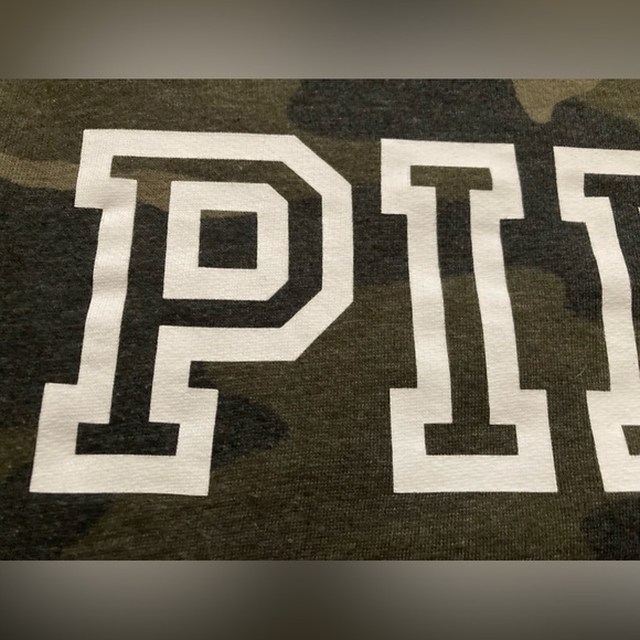 PINK Victoria’s Secret Camo Sweatshirt + Large Duffle Bag! - Picture 5 of 15